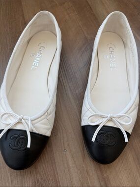CHANEL White Quilted Leather Ballet Flats with Black Cap Toe